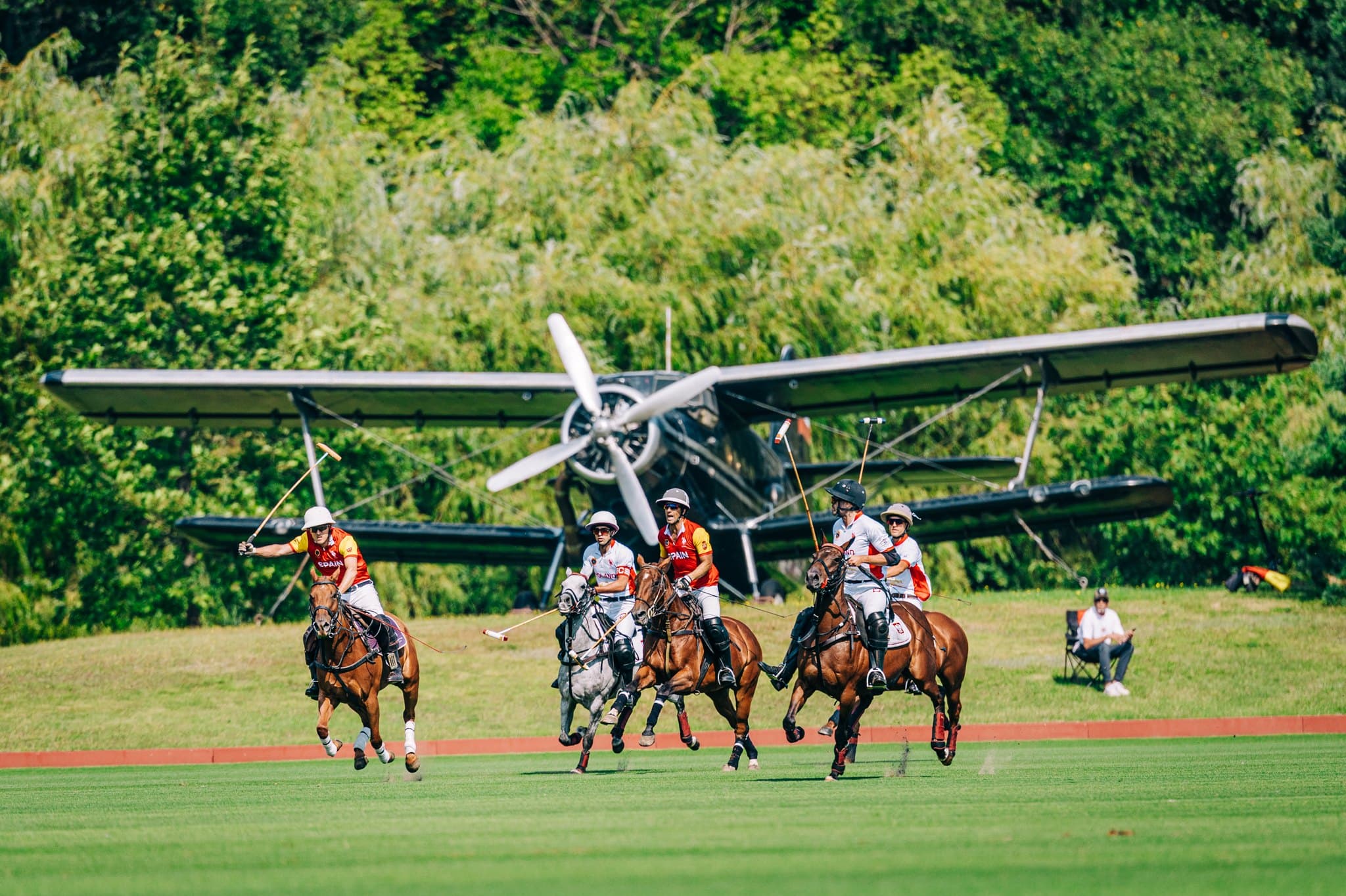 Mecz polo na tle zabytkowego samolotu w Sowiniec Polo Club pod Poznaniem