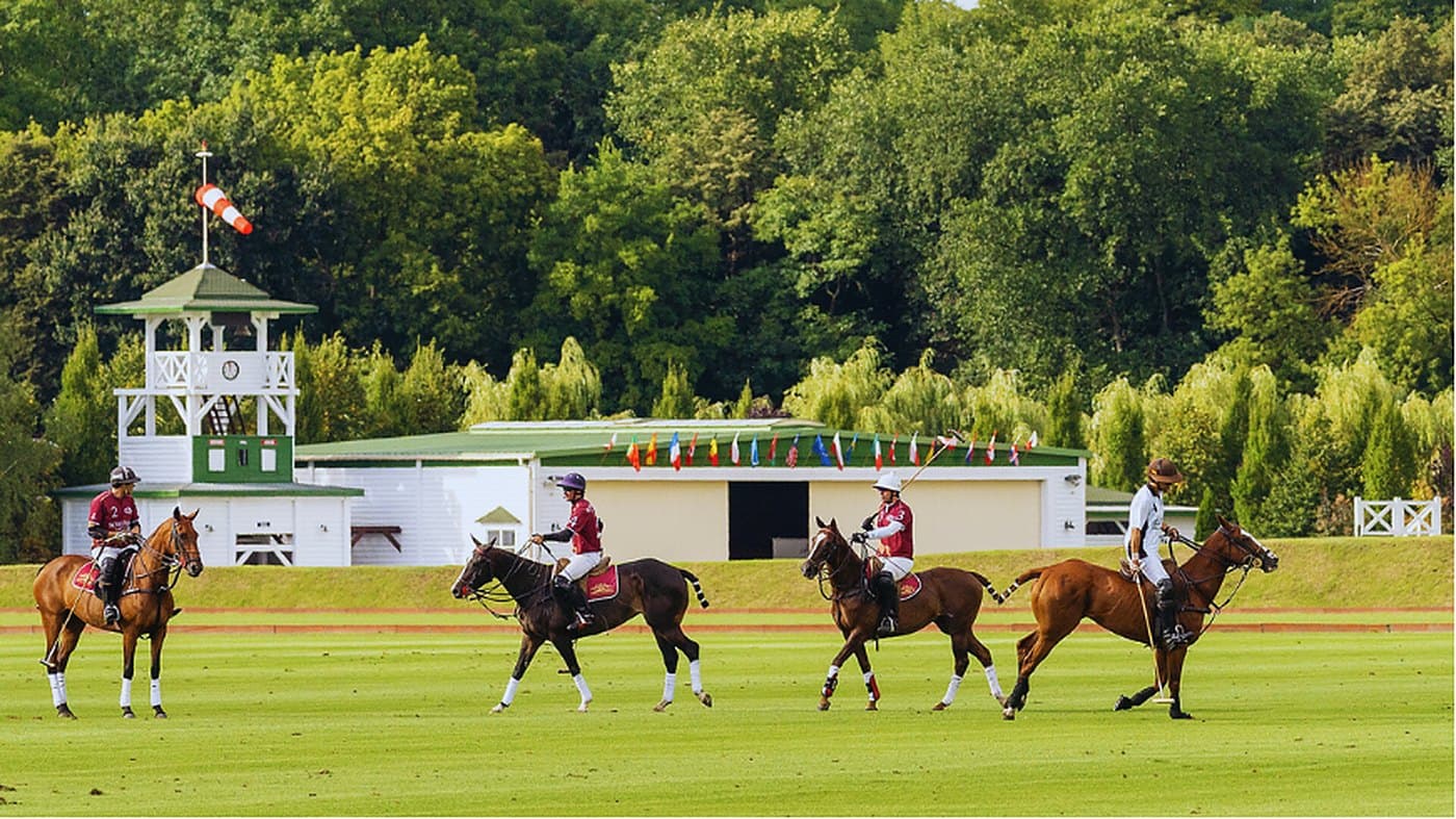 Gracze przed wieżą sędziowską Sowiniec Polo Club